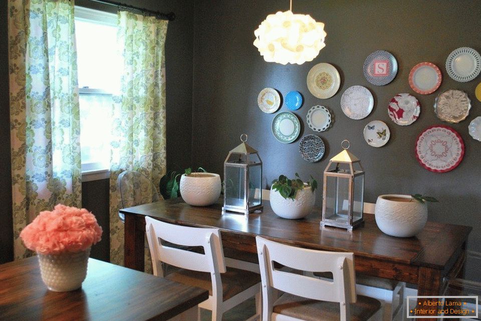 Dekoratívne taniere na stenu v jedálni