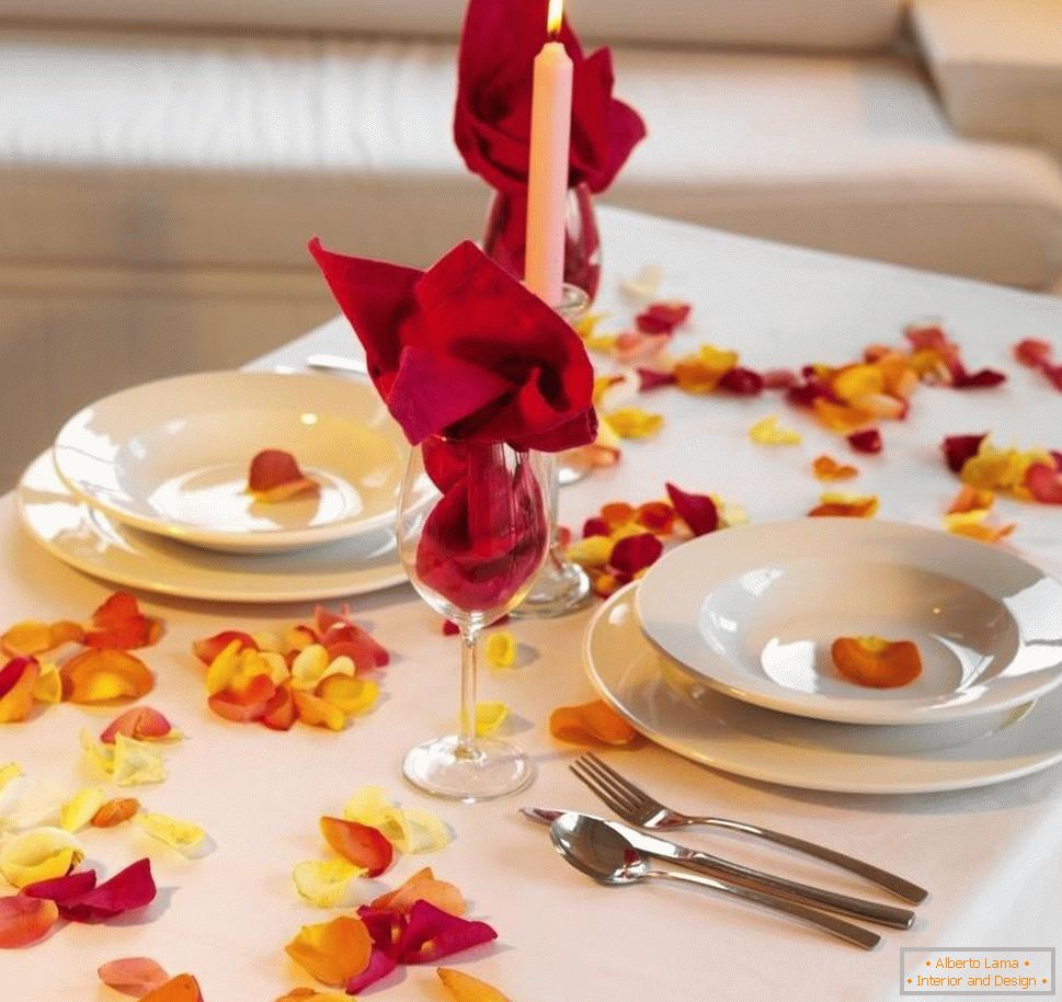 Jednoduchá dekorácia stola s okvetnými lístkami ruže