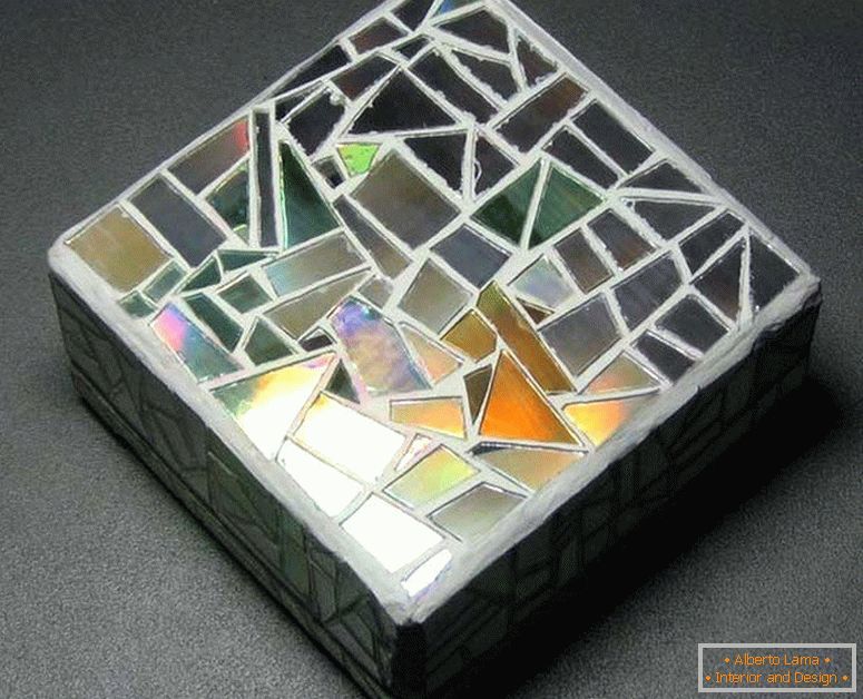 Dekorácia krabice z kúskov zrkadla