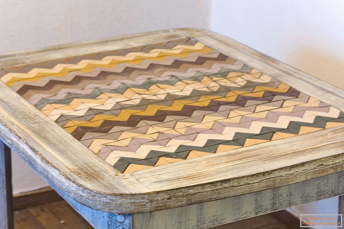 Zrelý stôl s mozaikou