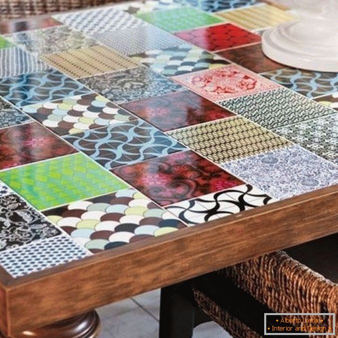 Stôl z keramických dlaždíc
