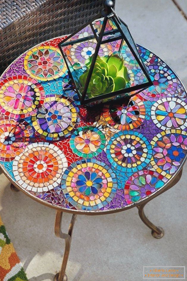 Dekorový stôl s farebným sklom