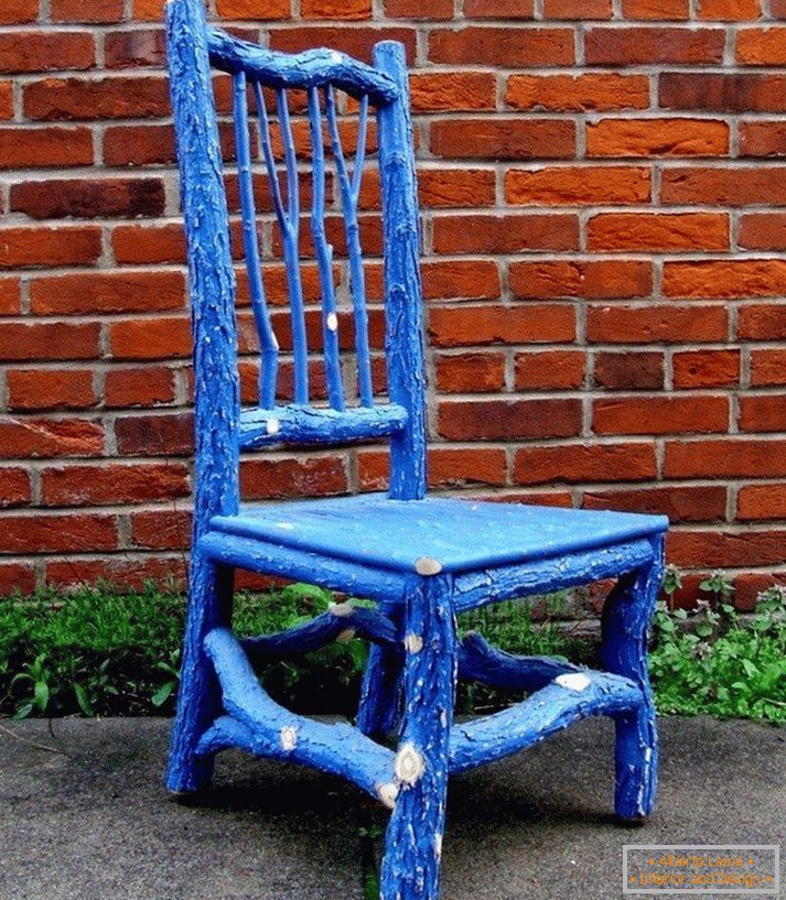 Dekorácia starej stoličky s pobočkami