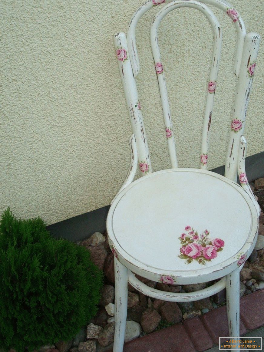 Židle je vyzdobená v štýle Provence