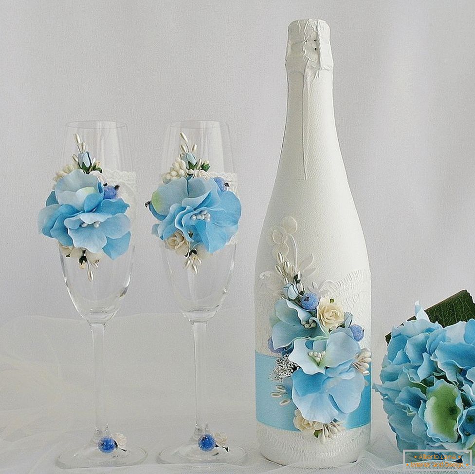 Dekorácia svadobných okuliarov a fliaš s kvetmi