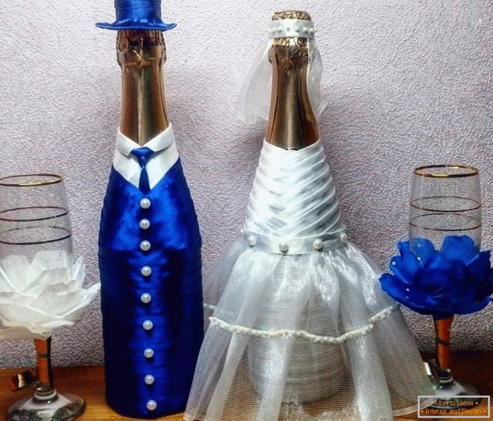 Svadobné fľaše v oblekoch nevesty a ženícha