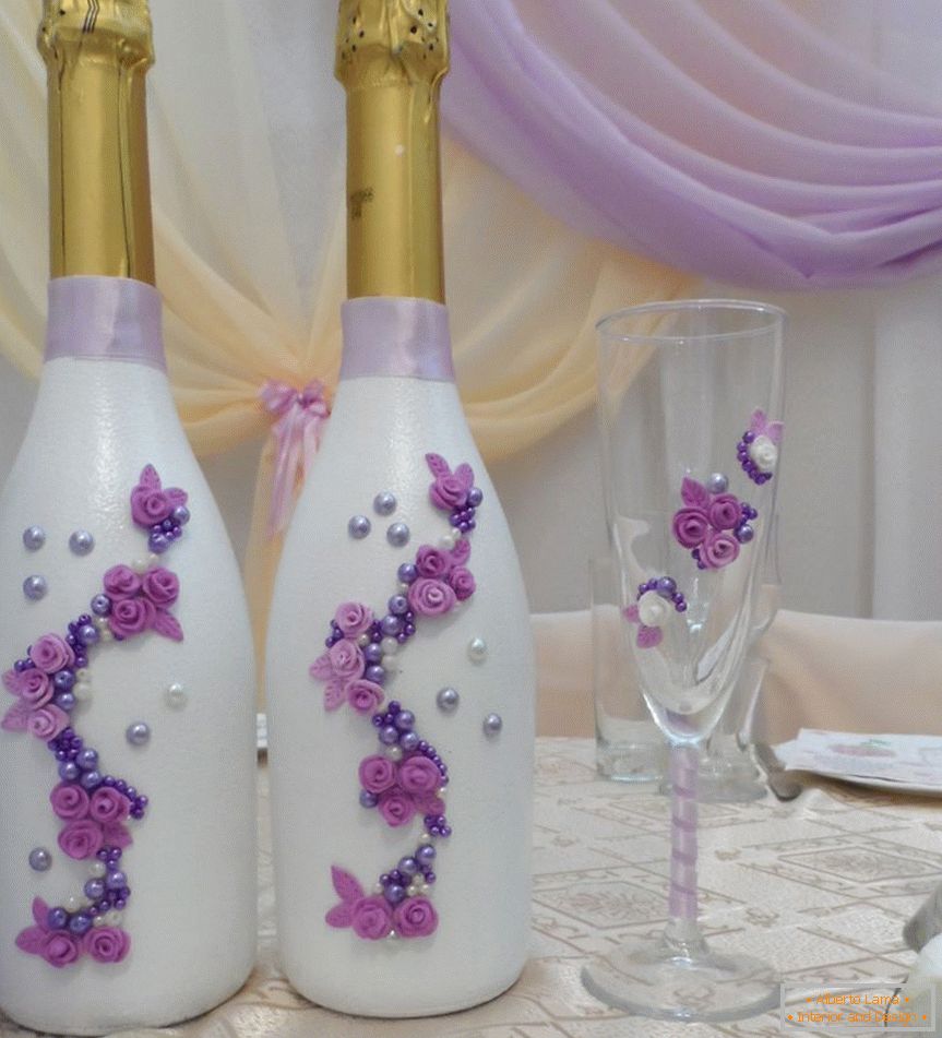 Kvety vyrobené z polymérnej hliny на свадебных бутылках