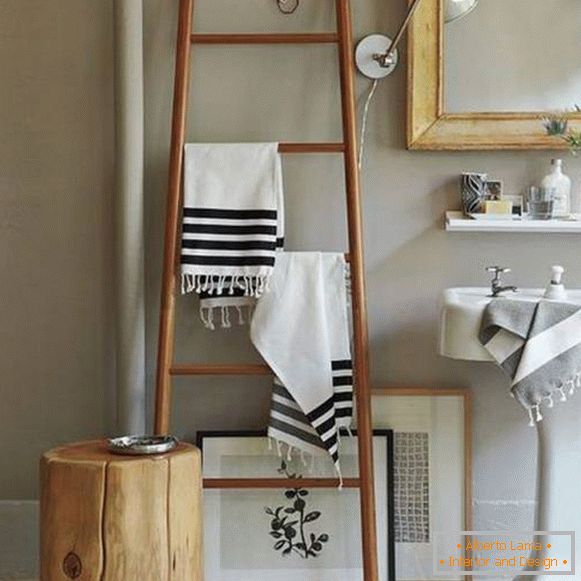 Kúpeľňová výzdoba - vešiak na uteráky zo schodov