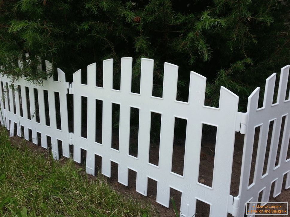 Zakúpený dekoratívny plot na mieste