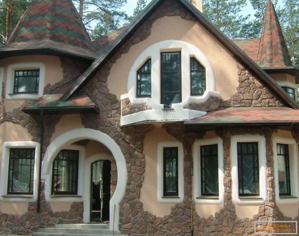 Zdobenie fasády domu s dekoratívnym kameňom