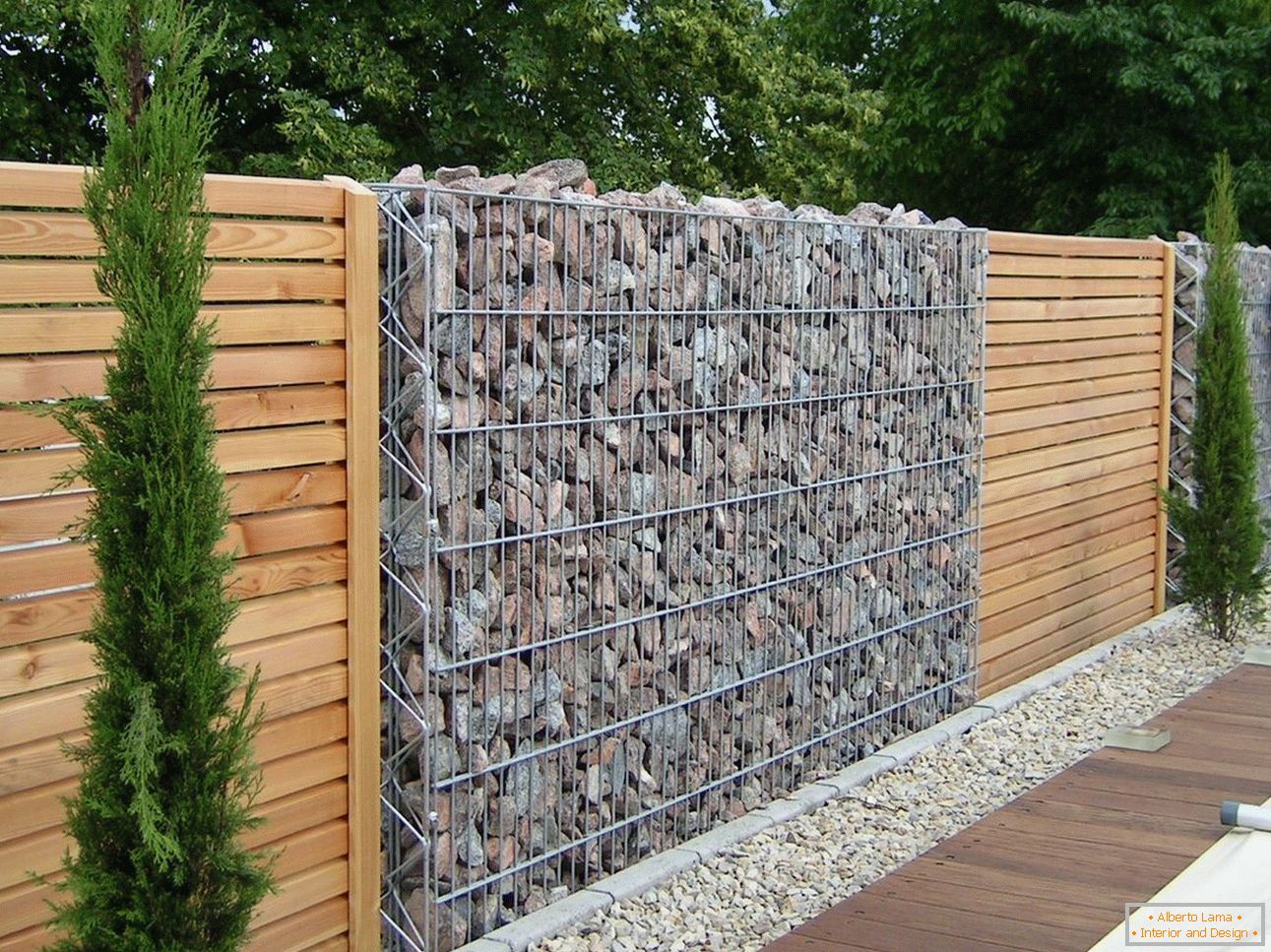 Kamenný dekoratívny plot