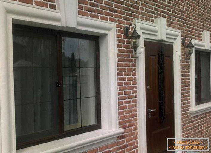 Tehlové murivo je ekologicky kombinované s fasádnym tvarovaním, rámovaním okien a dverovými otvormi.