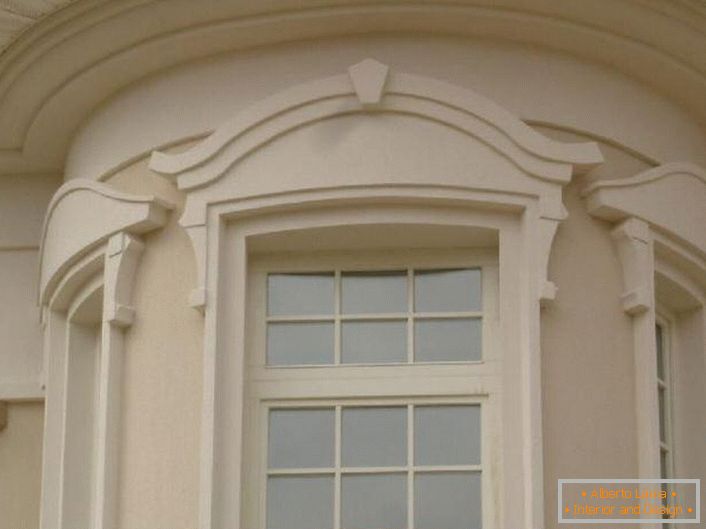 Okenné rámy sú vyrobené v secesnom štýle. 