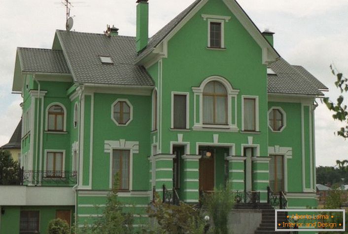 Zelené steny sú zdobené štukou podľa klasického štýlu. Dobrá voľba pre zdobenie vidieckeho domu.