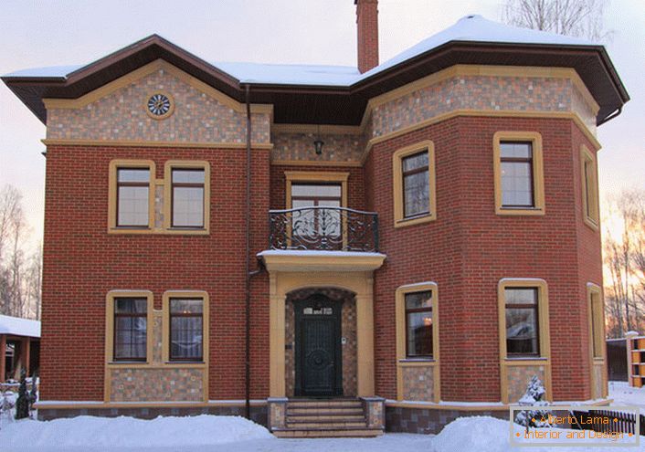Nezvyčajná architektúra domu z tehál je doplnená štukovou výzdobou. Okenné a dverné otvory z keramickej štukovej farby harmonicky zapadajú do celkovej konštrukcie exteriéru. 