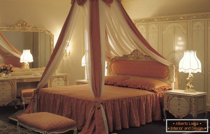 Baldachin nad posteľou je považovaný za najneobvyklejší prvok výzdoby spálne.