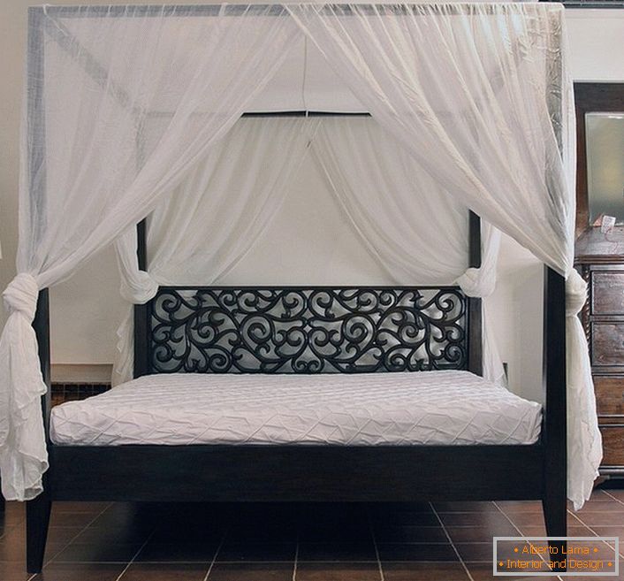 Spálňa v secesnom štýle je atraktívna kvôli správnej organizácii postele. Na šitie baldachýnu bola použitá ľahká prírodná tkanina.