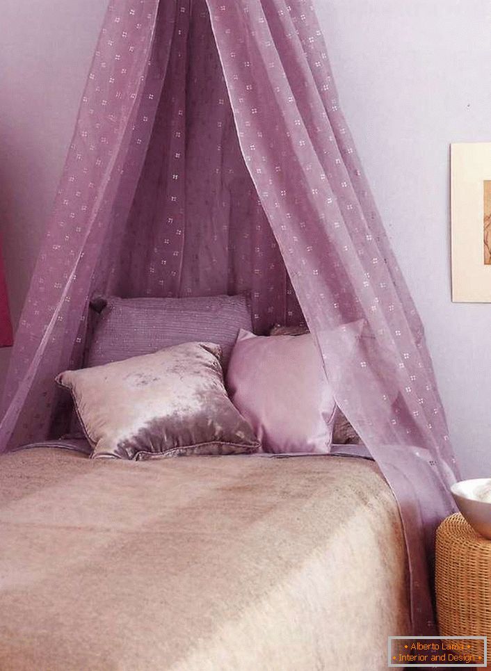 Svetlý, vzduchový baldachýn svetlej fialovej farby robí situáciu v miestnosti romantickou a spätnou.