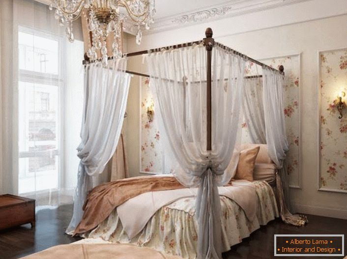 Spálňa v barokovom štýle je vyzdobená elegantným, vzduchovým baldachýnom, ktorý zvyšuje relaxáciu. 