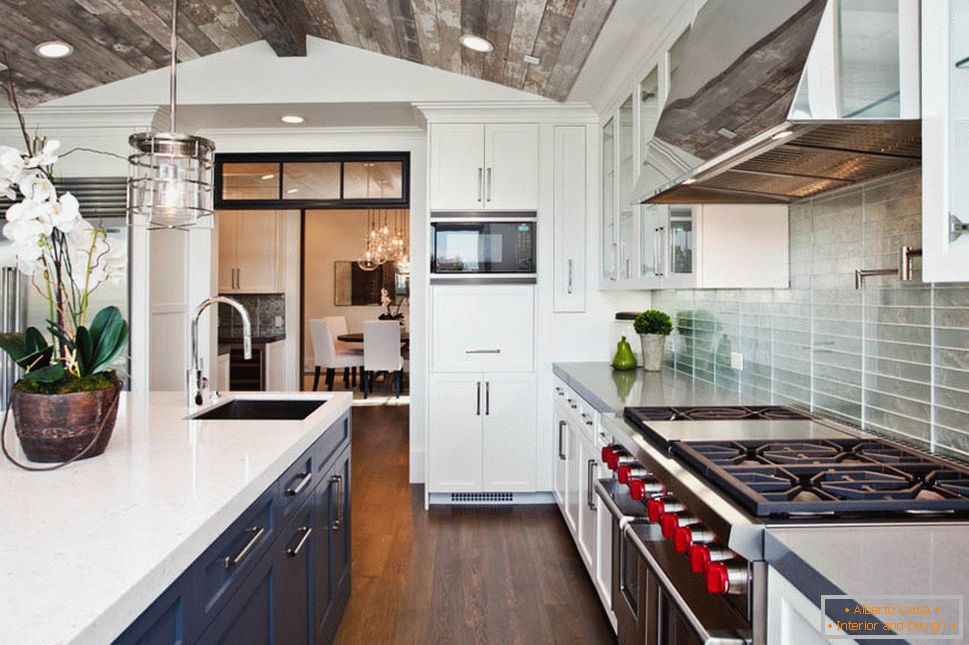 Kuchyňa so šedým dreveným stropom