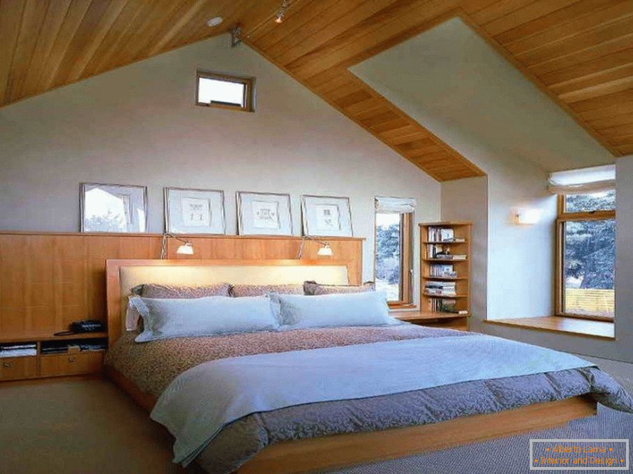 Spálňa s dreveným stropom