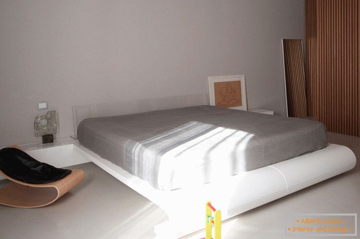 Detská izba v štýle minimalizmu s veľkou posteľou je zaujímavým riešením pre rodinu s dvoma deťmi.