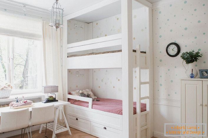 Jemný, útulný dizajn detskej izby v štýle minimalizmu je zaujímavý lakonizmus, zdržanlivé formy. 