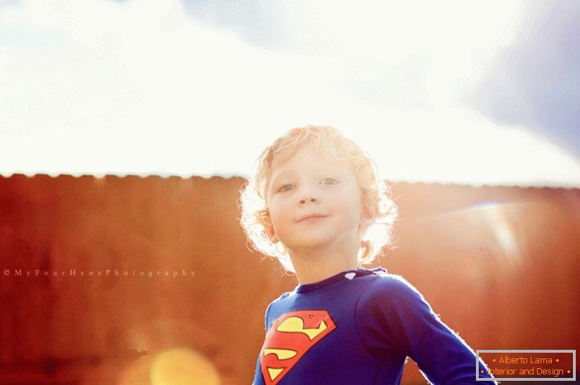 Chlapec v superman kostýmu