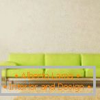 Interiér v minimalistickom štýle s ľahkou zelenou pohovkou