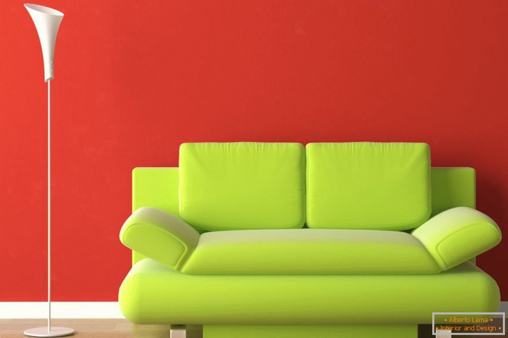 Svetlo zelená pohovka v červenom interiéri