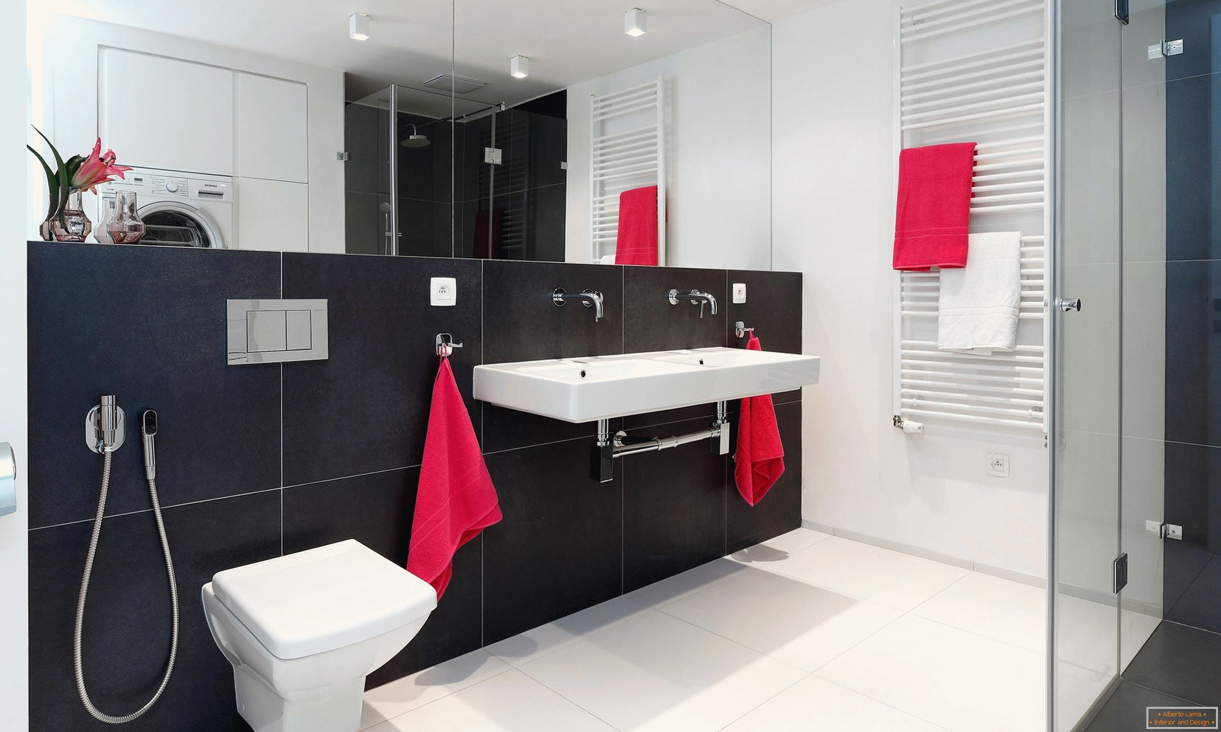 Červená, biela a čierna v dizajne kúpeľne