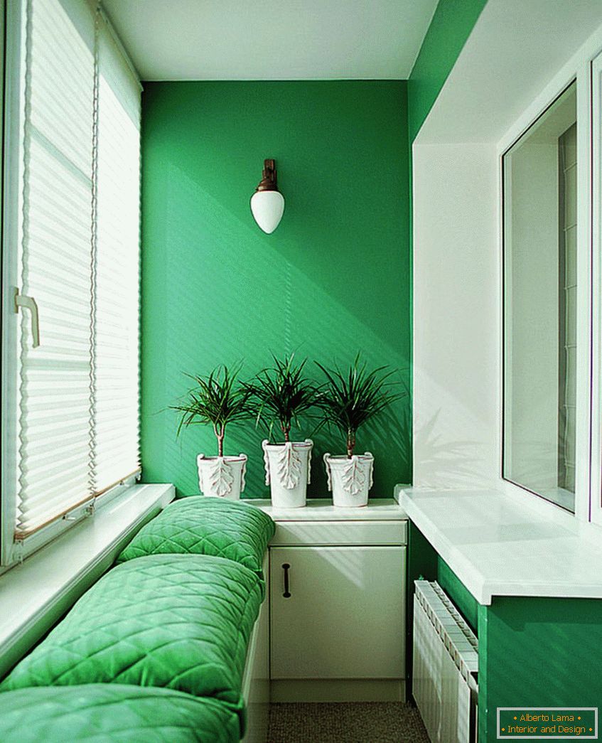 Balkón s bielo-zeleným interiérom