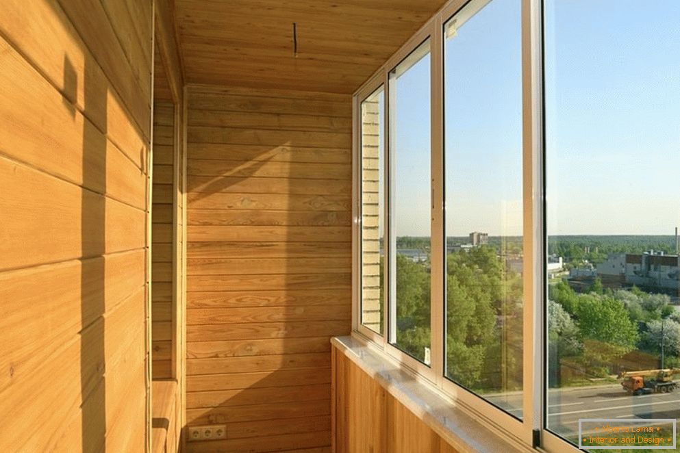 Krásny interiér balkóna из дерева