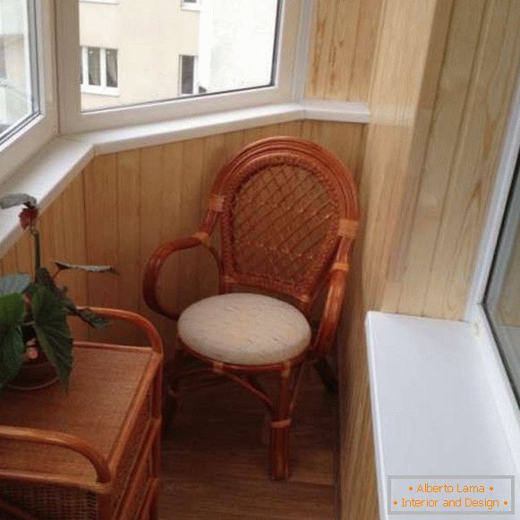 Malý panoramatický balkón - fotografia nábytku a povrchových úprav