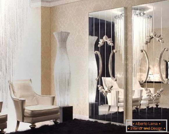Krásne zrkadlá v dizajne obývacej izby v súkromnom dome