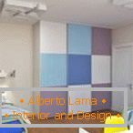 Kabinet farebných štvorcov v detskej izbe