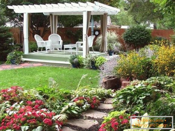 Foto nádherných nádvorí súkromných domov s kvetinami