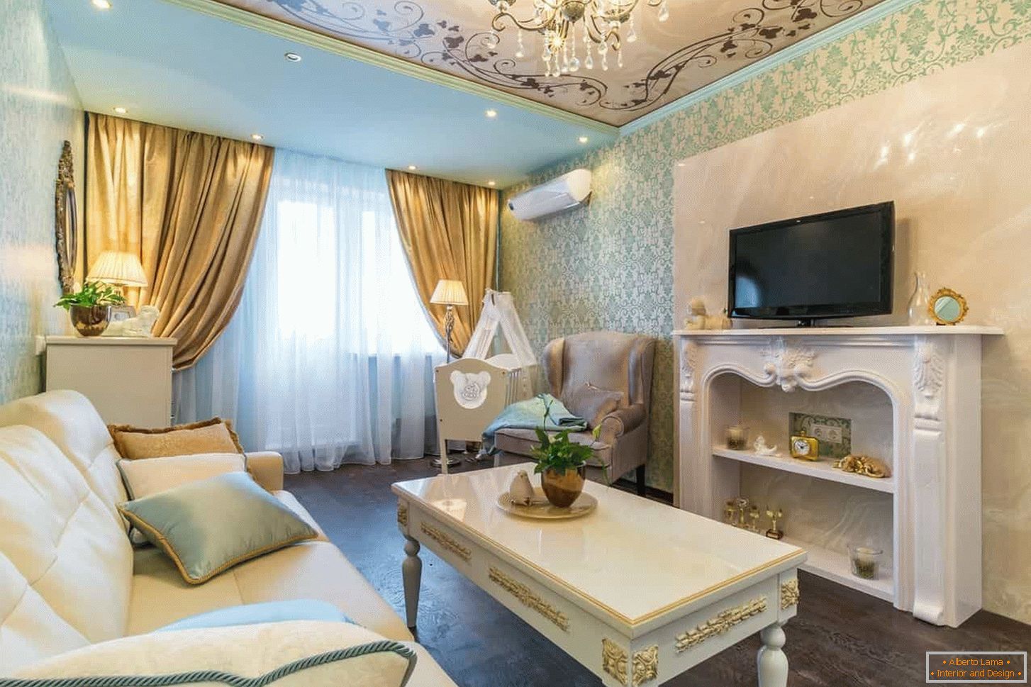 Obývacia izba v klasickom štýle so zlatým povrchom, stropný ornament