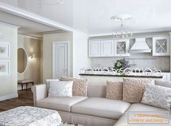 Klasický dizajn obývacej izby v súkromnom dome v bielej farbe