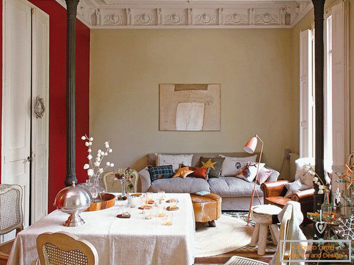 Elegantná obývacia izba v štýle eklektizmu zdobená roztomilými vankúšmi. Pri novoročnom výzdobe miestnosti majiteľ domu vybral zaujímavý smrek so štýlovými ozdobami.