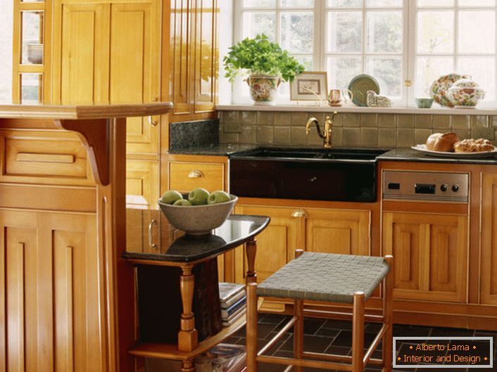 Pre štvorcové kuchyne je najlepšie vybrať drevenú kuchynskú súpravu v tvare L.