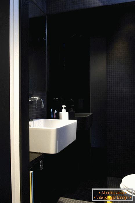 Návrh interiéru kúpeľne v čiernom prevedení