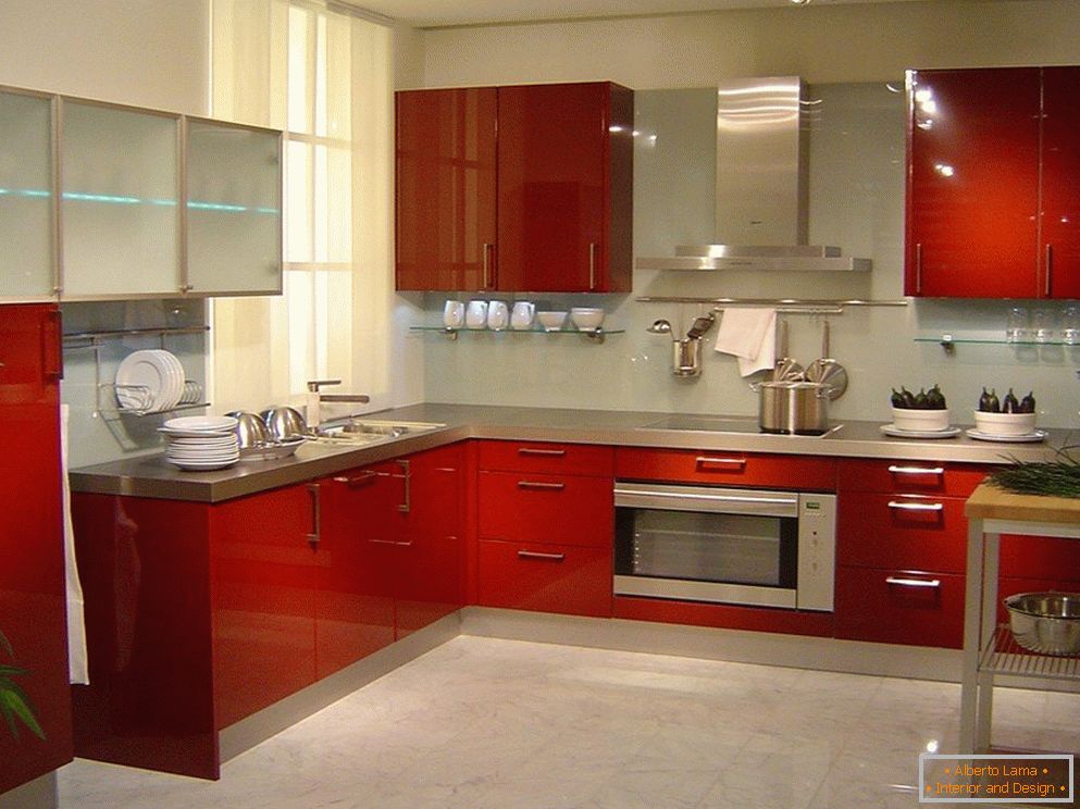 Červený nábytok v kuchyni