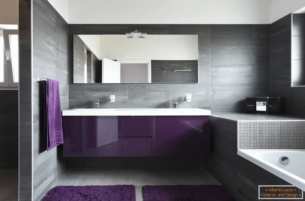 Kombinácia hnedej a fialovej v kúpeľni