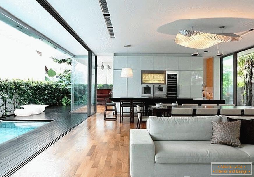 Dizajn kuchyňa-jedáleň-obývacia izba so stenou úplne zo skla