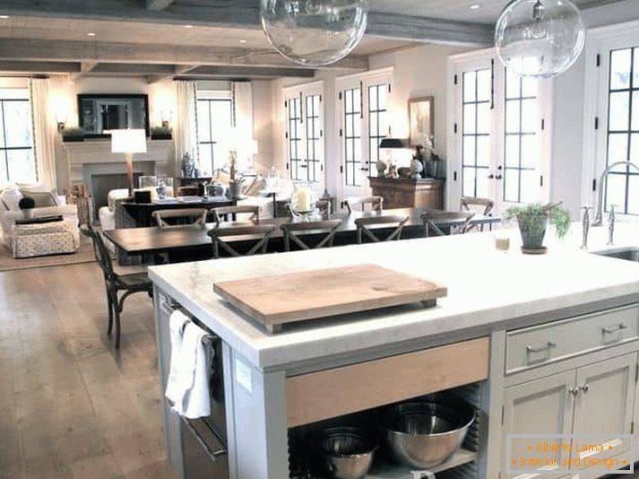 Príklad osvetlenia kombinovanej kuchyne-jedáleň a obývacia izba