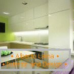 Biely nábytok a svetlé zelené steny v kuchyni