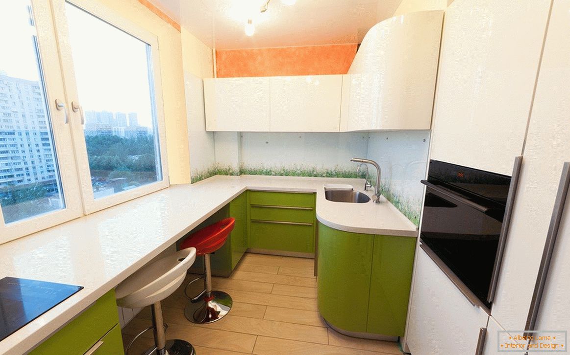 Biele a zelené kuchynské nábytok