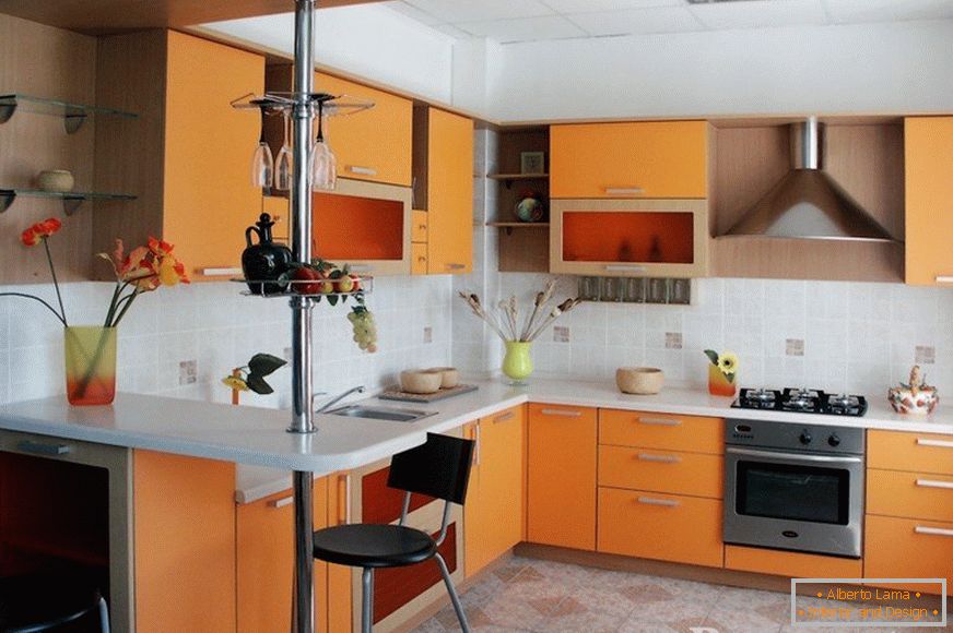 Oranžový nábytok v kuchyni