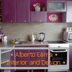 Kuchyňa s fialovým interiérom